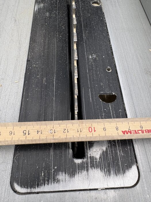 Måttstock visar 10 mm avvikelse på klyvsåg 2704.