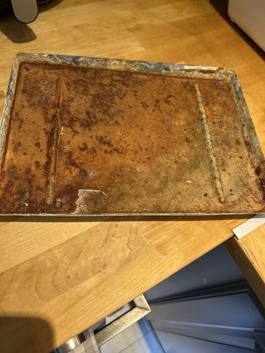 Ett zinkfat med rost och beläggningar ligger på en trälåda, del av diskställ.