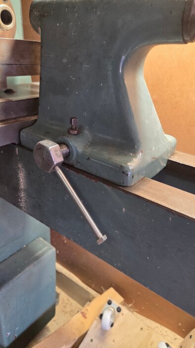 Spaken på motdubben med ett nytt handtag i metall och en fastsvetsad mutter, monterad på en svarv.