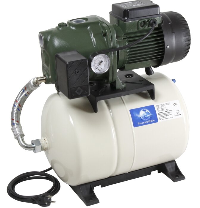 Pumpautomat Aquajet med grön motor och vit trycktank, ansluten med en metallslang och har en tryckmätare. Placering utomhus inför vintern diskuteras.