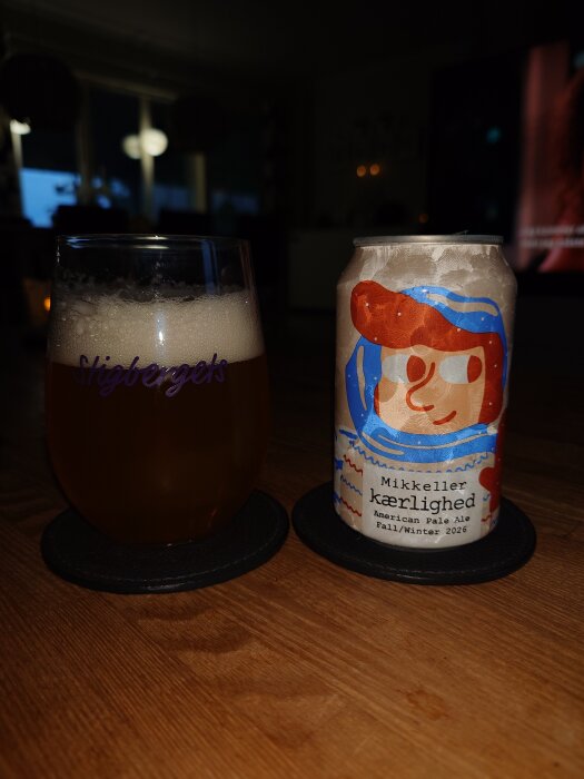 En burk Mikkeller Kærlighed American Pale Ale och ett glas öl på ett bord.