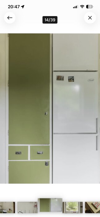 Gröna köksluckor och ett vit kylskåp i ett 50-talskök. Renovering och installation av nya vitvaror planeras.