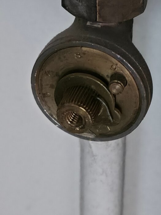 Gammal termostatventil på ett värmesystem från 1960-talet, visar detaljerad mekanism och montering.