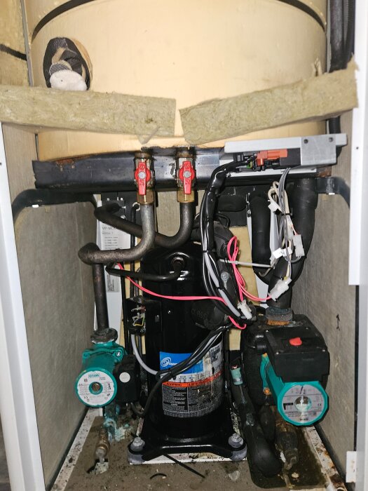 CTC värmepumpinstallation med rör, cirkulationspumpar och ventiler, visande intern komponentstruktur och kopplingar i en källarmiljö.