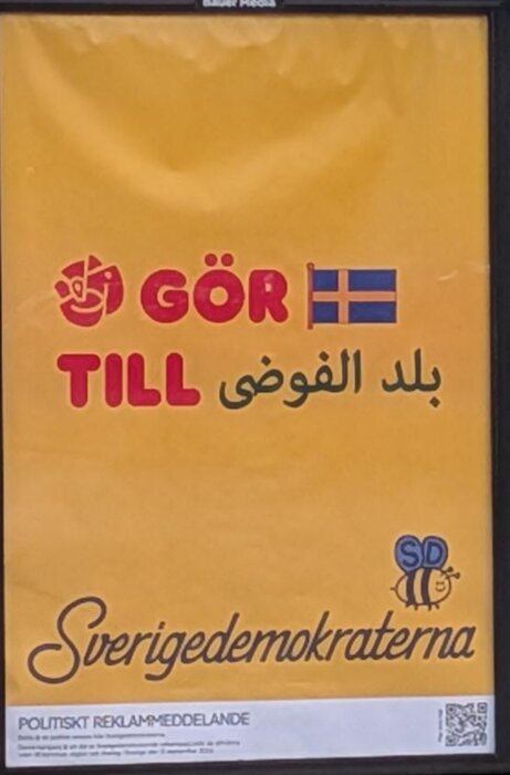 Affisch med gul bakgrund, texten "Gör Sverige till بلد الفوضى" och Sverigedemokraternas logotyp. Innehåller politiskt budskap.