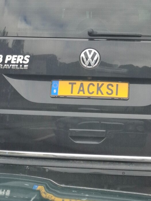 Volkswagen minibuss med registreringsskylten "TACKSI".