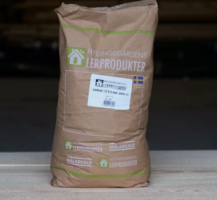 Säck med färdigblandat lerbruk från Hyllingegårdens Lerprodukter, använd för att täta skarvar i byggprojekt.