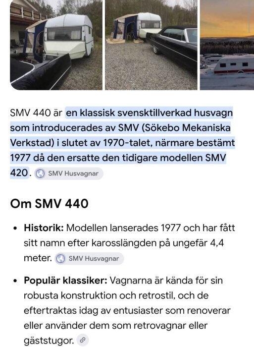 Husvagn SMV 440 modell 1985 i bra skick parkerad bredvid ett mörkt fordon. Grusplan omgiven av skog i bakgrunden.