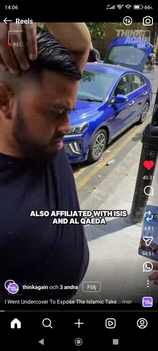 En man står på en gata vid en blå bil, texten "ALSO AFFILIATED WITH ISIS AND AL QAEDA" syns på bilden.