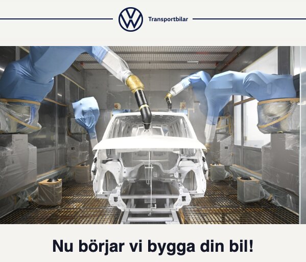 Roboter målar en vit bilkaross i fabrik med texten "Nu börjar vi bygga din bil!" i en Volkswagen Transportbilar-annons.