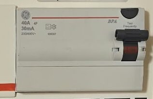 En jordfelsbrytare från GE med märkning 40A, 30mA.