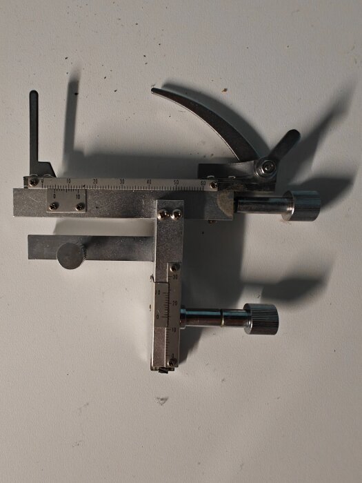 En okänd metallanordning med skruvar och mätinstrument hittad hemma.