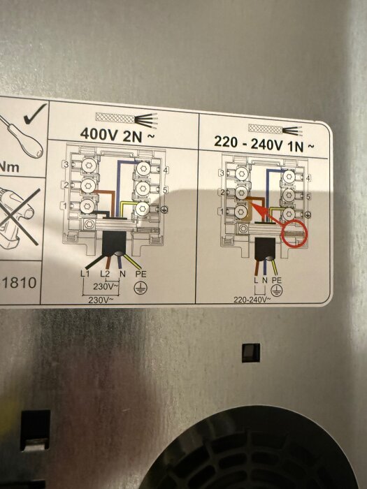 Anslutningsschema för elektrisk installation med två spänningsalternativ: 400V 2N och 220-240V 1N, med visade ledarfärger och jordning.