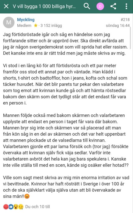 En skärmbild av en diskussionstråd på ett forum med text om en händelse vid förtidsröstning där en man ignorerar regler om att en person åt gången ska rösta.