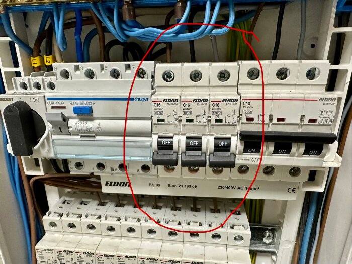 Bild av elcentral med flera automatsäkringar; tre eldonsbrytare markerade, samt en större huvudbrytare till vänster.