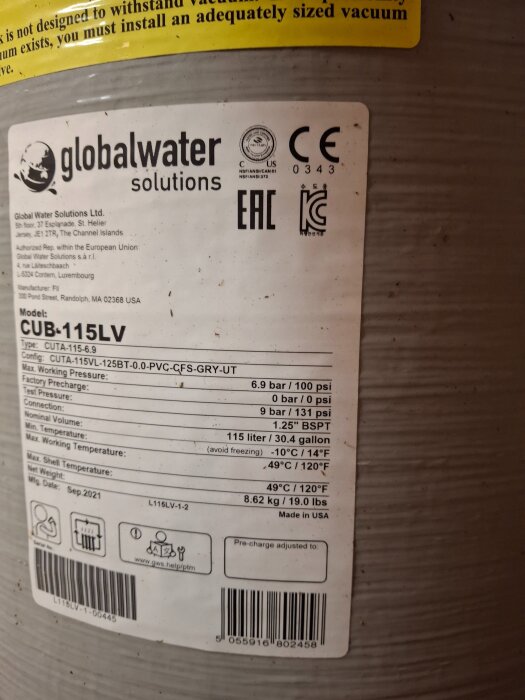En etikett på en hydrofor från Global Water Solutions med tekniska specifikationer och säkerhetsinformation.