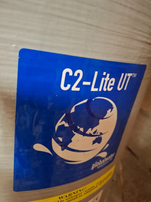 Bild på en behållare med etiketten "C2-Lite UT" med globalwatervarumärke, potentiellt en hydrofor, vilket diskuteras i forumtråden.