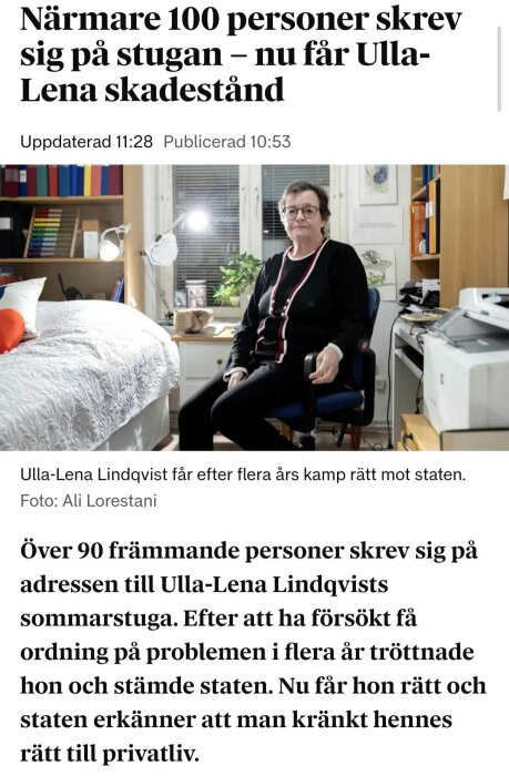 En kvinna sitter på en stol i sitt hem, omgiven av bokhyllor och ett skrivbord med en skrivare, foto av Ali Lorestani.