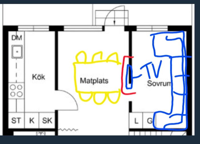 Ritning av lägenhet med markerad matplats i gult, TV-placering i sovrummet i blått och föreslagen TV-vägg i rött. Köket visas också.