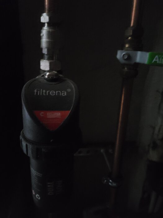 Magnetisk filterenhet från Filtrena ansluten till kopparrör, används för att hålla centralvärmesystem fria från partiklar.