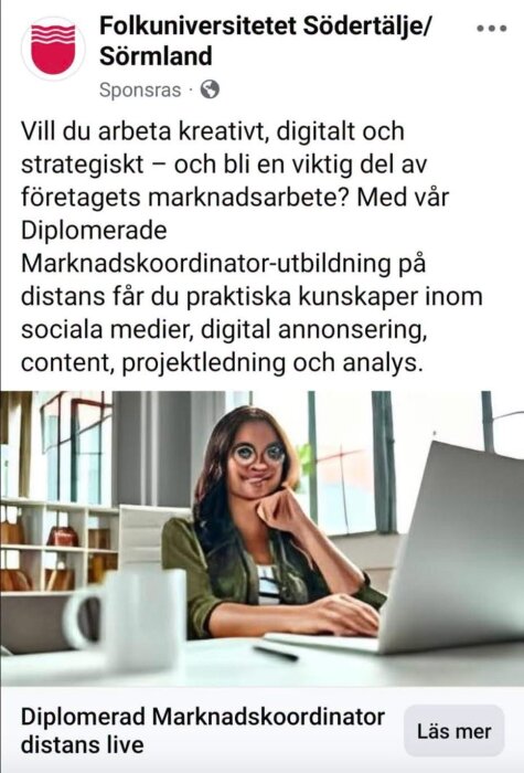 Kvinna med glasögon sitter vid laptop i ett modernt kontor. Reklam för en distansutbildning i marknadsföring från Folkuniversitetet Södertälje/Sörmland.