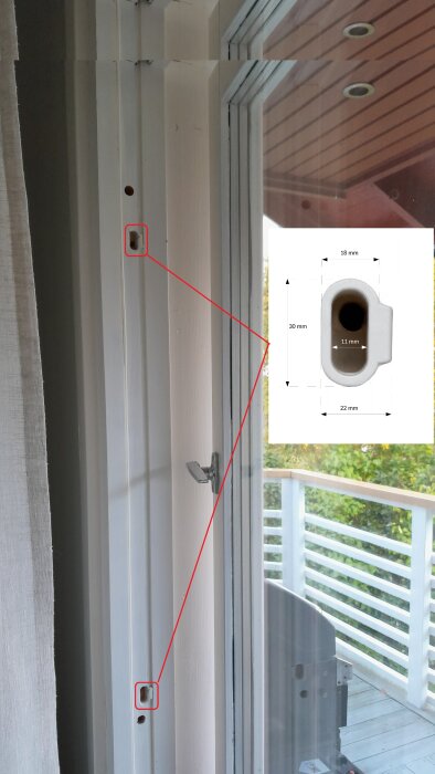 Slutblecket i plast är trasigt vid fönstret, med en detaljbild som visar dimensioner på 18x30x11x22 mm.