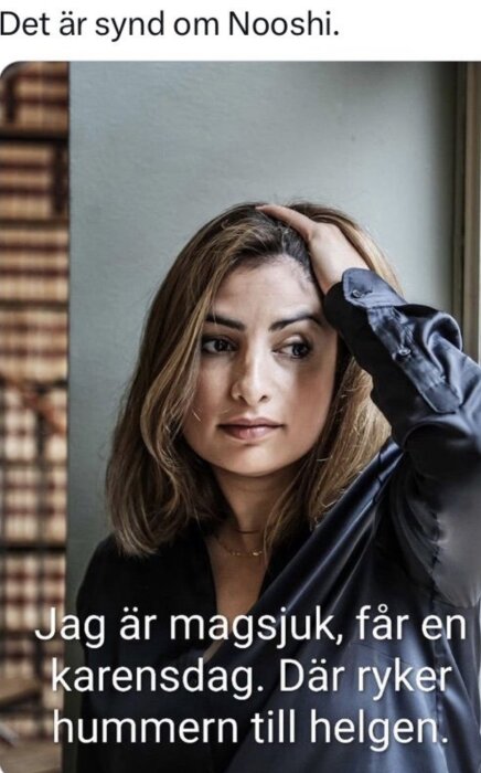 Kvinna i svart skjorta lutar sig mot handen, ser fundersam ut med text om magsjuka och inställd weekend.