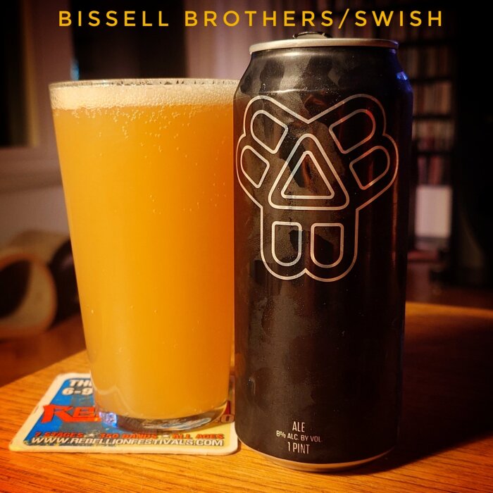 Bissell Brothers Swish ölburk och glas med ljus öl på träbord.