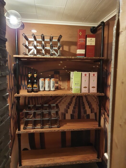 Vinhylla i vinkällare med flaskor och boxar, grovhyvlade träplan med stålrörsstöd, fototapet med tunnmotiv.