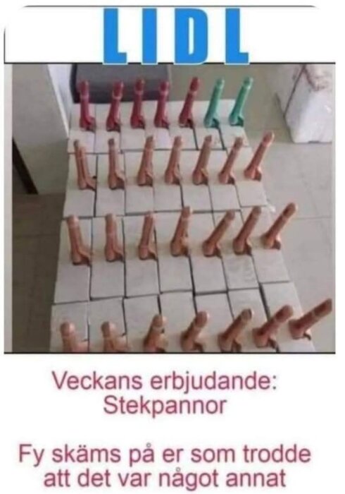 En stapel stekpannor med handtag synliga ovanför en text som skämtar om deras utseende och vad de kan misstas för.