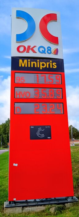 Bensinstationens skylt med drivmedelspriser: 95 oktan 17,59 kr/l, HVO 35,89 kr/l, diesel 23,24 kr/l.