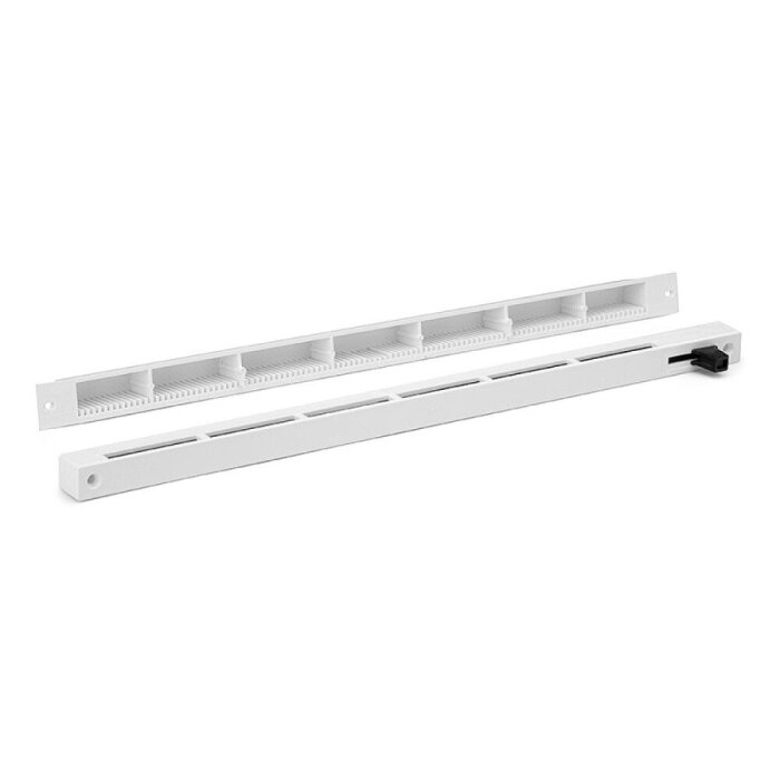 Två vita ventilationsgaller, en med justerbar öppning och låg profil, ligger parallellt mot en vit bakgrund.