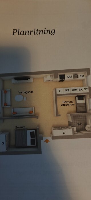 Planritning av en lägenhet som visar vardagsrum, sovrum och sovrum/arbetsrum. Diskussion om tilluft för det ombyggda köksområdet.