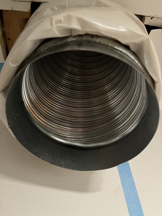 Flexibel metallslang för imkanal, installerad i samband med köksrenovering, verkar vara ovanlig och frågas om av användaren för identifiering.