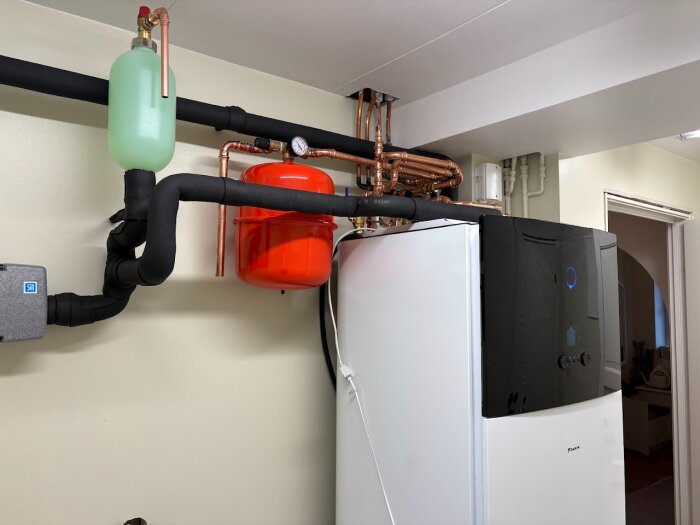 Bergvärmepump installation med felaktigt placerat bärarnivåkärl, monterat på utgående rör istället för vid högsta punkten på ingående bärarrör.