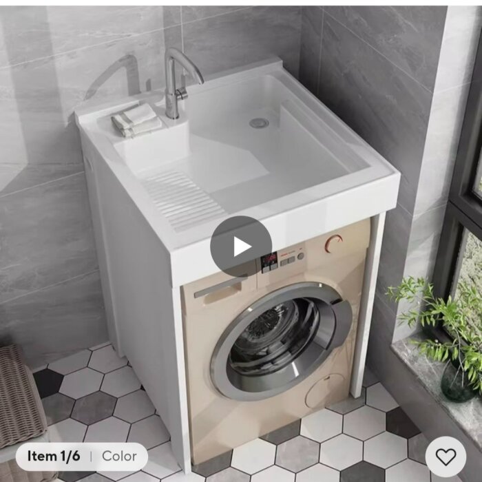 Kombinerad tvättmaskin och tvättställ i vitt och beige, installerad i ett modernt badrum med grått kakel.