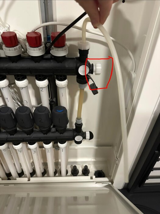 Radiatorrörsystem med flera ventiler och en avstängningskran markerad med röd markering, där luftning kan ske.