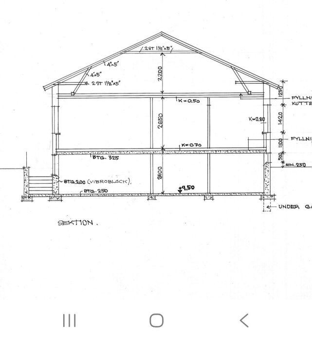 Arkitektritning av ett radhus från 1949 med detaljerade måttangivelser, inklusive sektioner för bottenvåning, övervåning och takhöjd.