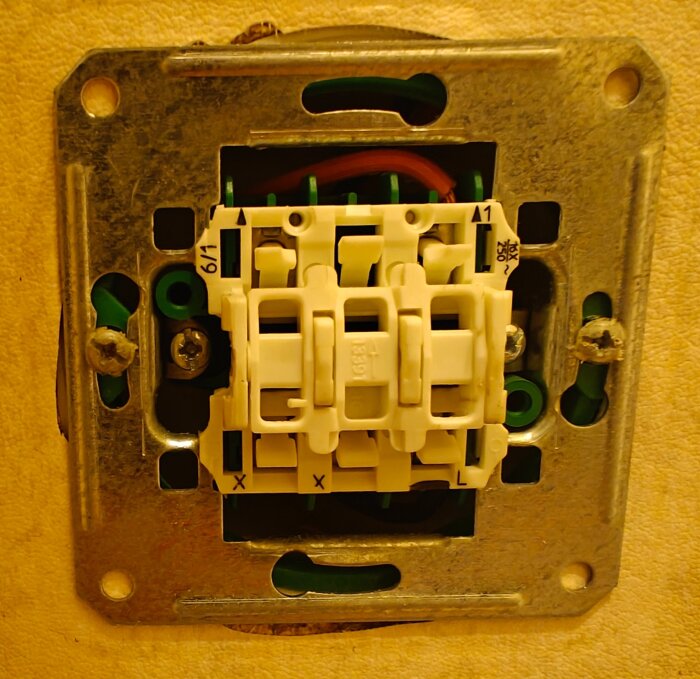 Elektrisk kopplingsplatta med flera kabelfästen och små plastspakar, monterad i en vägg. Visar installation av Eljo-komponenter.