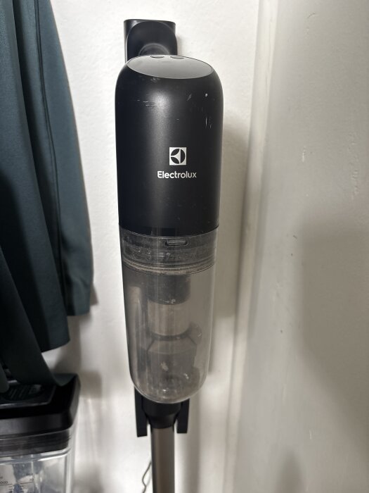 Electrolux dammsugare monterad på väggen, fotograferad i profil i ett rum.