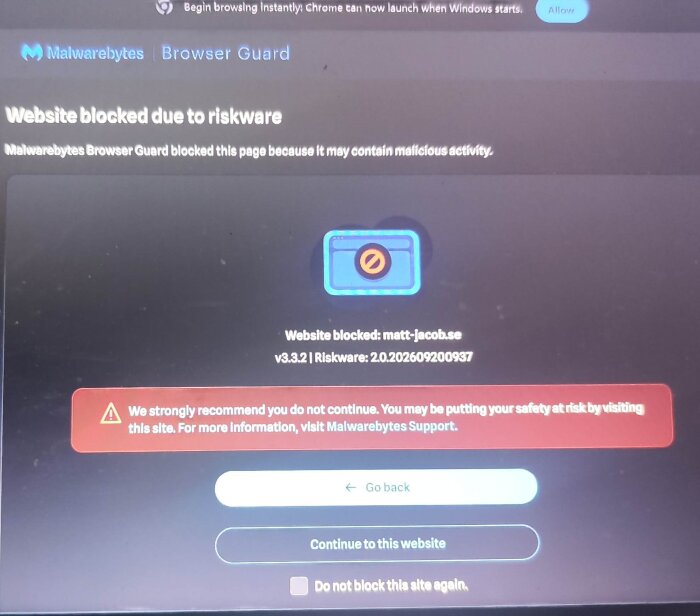 Skärm med Malwarebytes Browser Guard som blockerar en webbplats för misstänkt riskware och ger en varning.