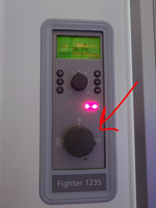 Värmepumpens kontrollpanel på en Fighter 1235 med en inställningsvred markerad med röd pil vid positionen 0, omgiven av temperaturdisplay.
