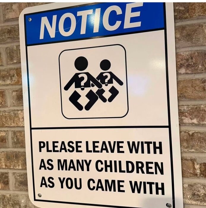 Skylt med text "Please leave with as many children as you came with" och illustration av två figurer med frågetecken.