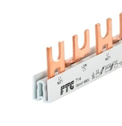 Kopparskena med flera anslutningar och etiketter, märkt "FTG 71-4", använd för elinstallationer.