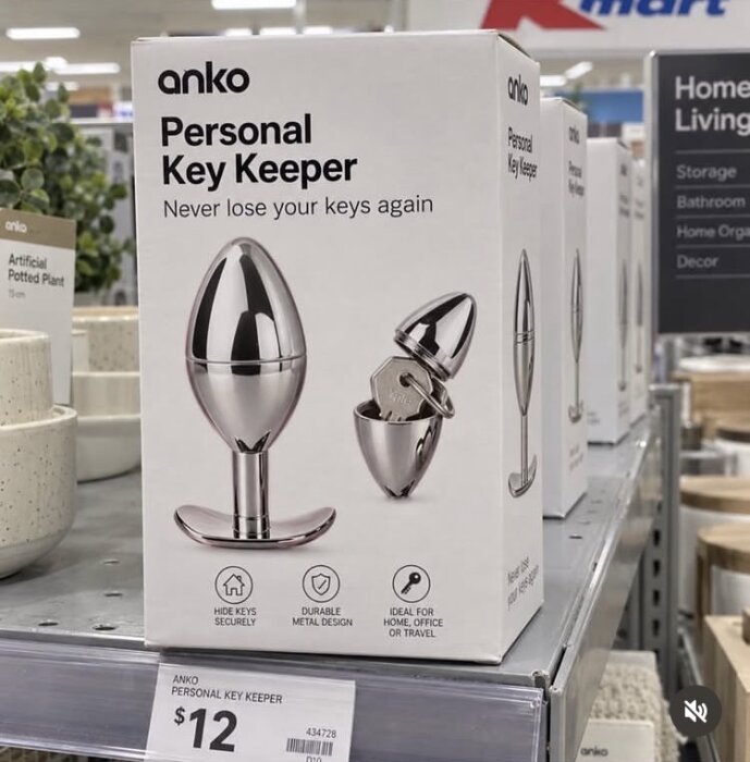 Förpackning med "Anko Personal Key Keeper" syns på en butikshylla. Produkten är en metallbehållare för säker nyckelförvaring. Pris: 12 dollar.