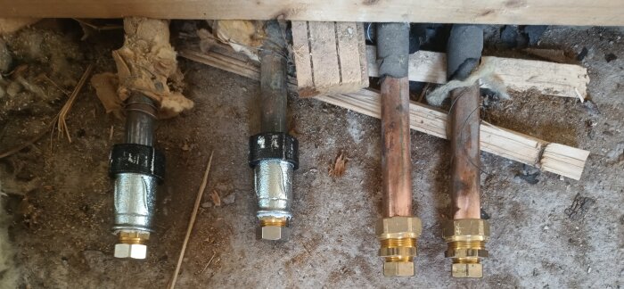 Skiss över avloppsrör för byggprojekt, visar fyra metallrör installerade under ett golv.