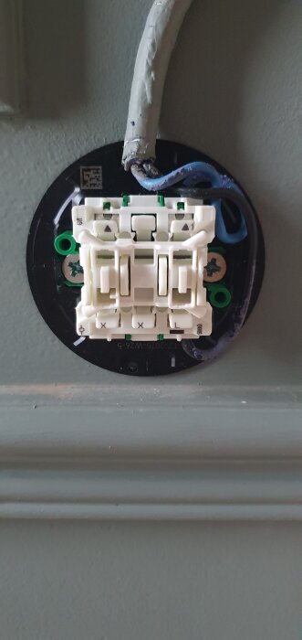 Elektrisk brytare med kablar anslutna till terminaler, utan nolla, i äldre husinstallation.