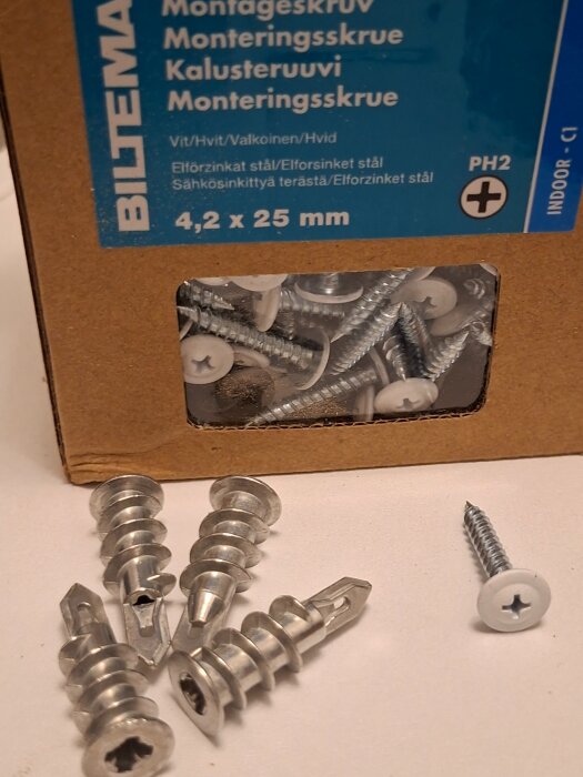 Låda med gipsankare och skruv från Biltema, etikett med produktinformation synlig.