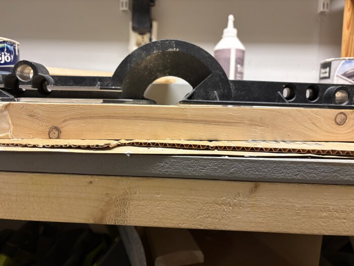 Metabo KGS 216 såg med en linjal mot skenan där en glipa på några millimeter syns mellan skenan och linjalen.