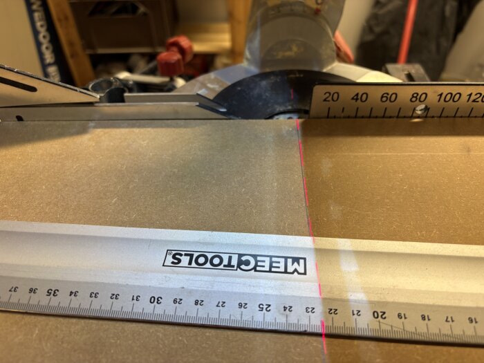 Metabo KGS 216 kap- och gersåg med linjal mot skenan; en glipa syns mot en laserskuren linje.
